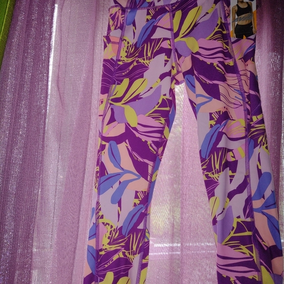 Avia Activewear Women's High Waist Capri Tights with Side Pockets - Picture 7 of 7